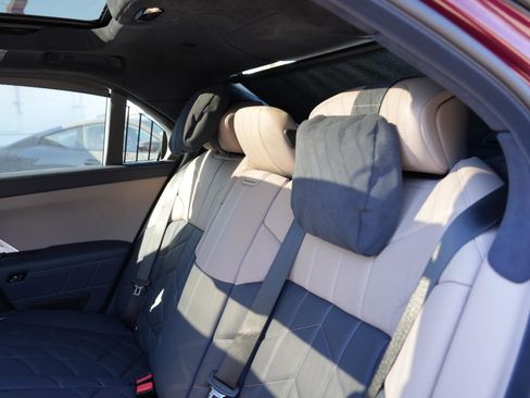 Used 2025 BMW 760i xDrive 760i xDrive Sedan AWD w/ Executive Package image 19