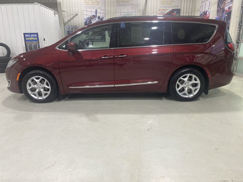 Used 2017 Chrysler Pacifica Touring-L Plus FWD image 5