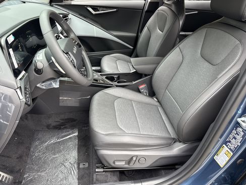 New 2025 Kia Niro SX Touring image 14