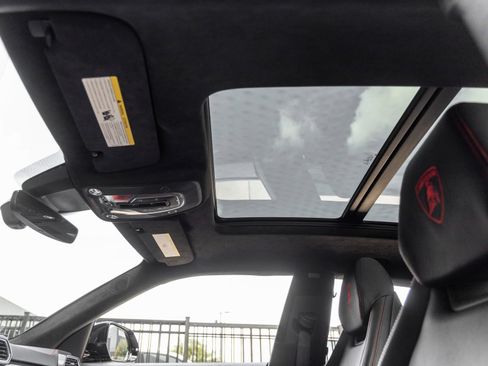 Used 2022 Lamborghini Urus AWD/4WD image 25