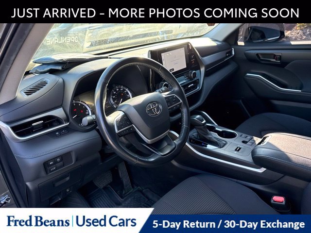 Used 2023 Toyota Highlander LE FWD image 17