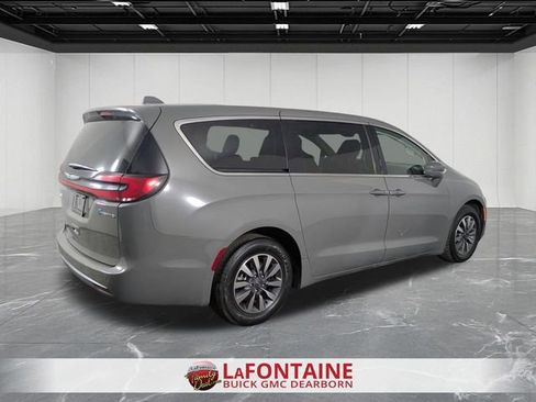 Used 2022 Chrysler Pacifica Touring-L w/ Uconnect Theater Family Group FWD image 5