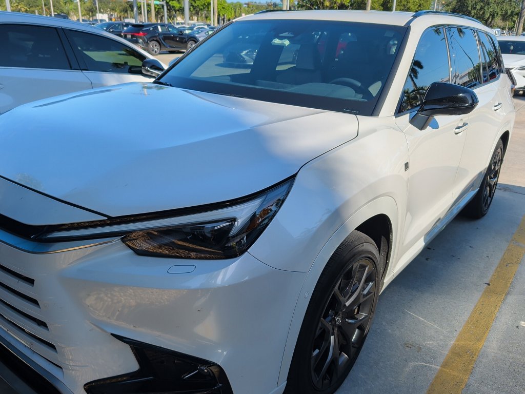Used 2025 Lexus TX 500h AWD w/ Technology Package image 4