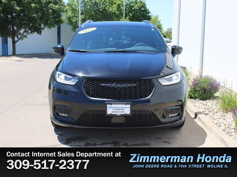 Used 2025 Chrysler Pacifica Limited FWD image 4