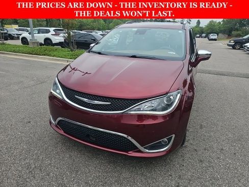 Used 2018 Chrysler Pacifica Limited w/ Advanced Safetytec Group FWD image 4