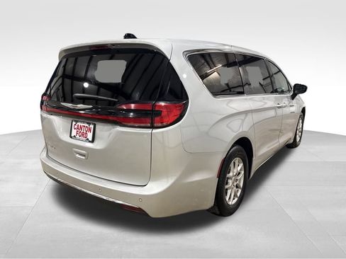 Used 2024 Chrysler Pacifica Touring-L image 5