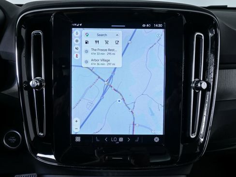 Used 2025 Volvo XC40 B5 Plus image 16