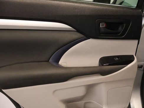 Used 2017 Toyota Highlander LE FWD image 26