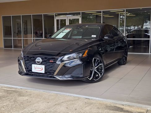 Used 2024 Nissan Altima 2.5 SR w/ SR Premium Package FWD image 1