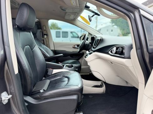 Used 2018 Chrysler Pacifica Touring-L FWD image 18