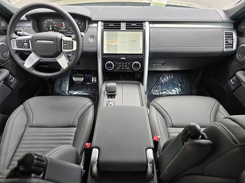 New 2025 Land Rover Discovery Dynamic SE image 10