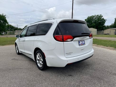 Used 2020 Chrysler Pacifica Touring-L w/ Tire & Wheel Group FWD image 5