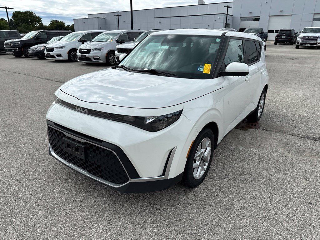 Used 2024 Kia Soul LX w/ Option Group 015 FWD image 2