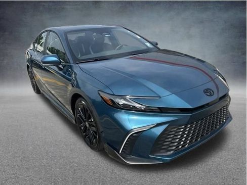 Used 2025 Toyota Camry SE w/ Convenience Package FWD image 5