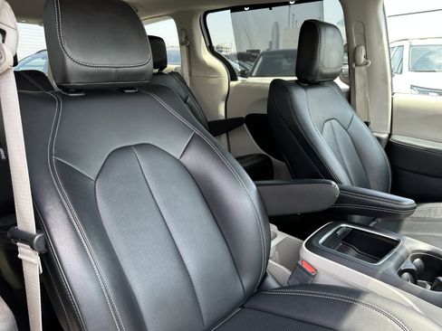 Used 2024 Chrysler Pacifica Touring-L FWD image 17