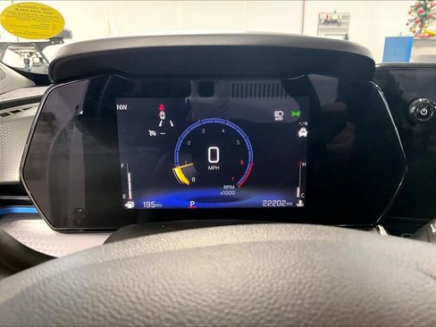 Used 2025 Chevrolet Trax LT w/ LT Convenience Package image 24