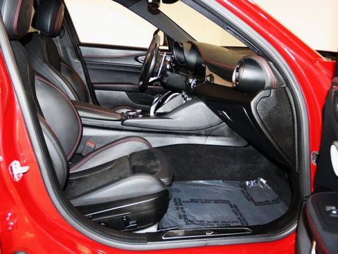 Used 2018 Alfa Romeo Giulia Quadrifoglio w/ Driver Assist Dynamic Package image 63