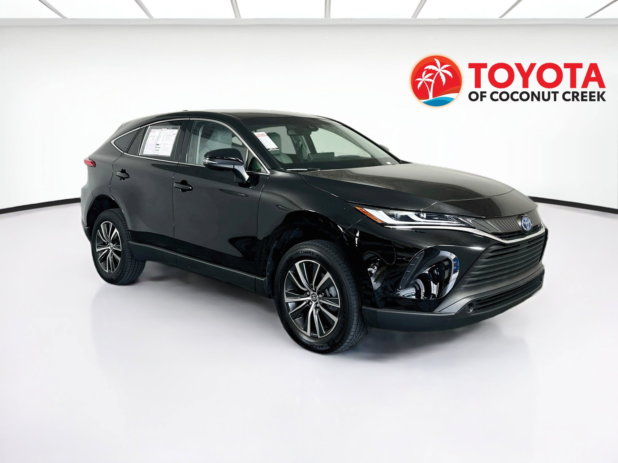 Used 2024 Toyota Venza LE AWD/4WD image 1