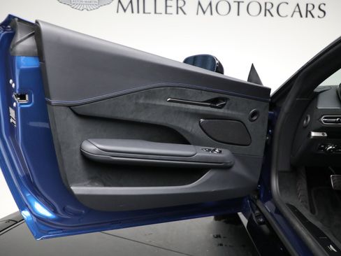 Used 2025 Aston Martin V8 Vantage Coupe image 13