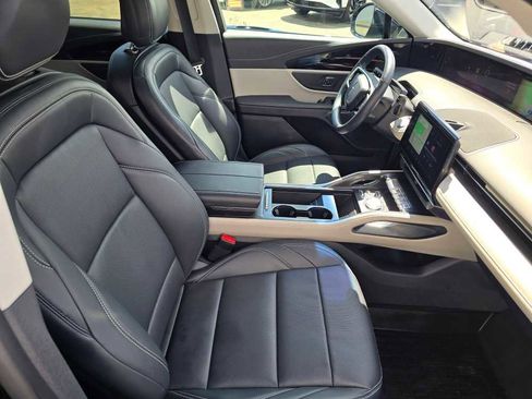 Used 2024 Lincoln Nautilus Premier image 18