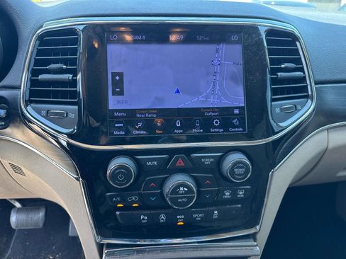 Used 2021 Jeep Grand Cherokee Limited w/ Luxury Group II image 12