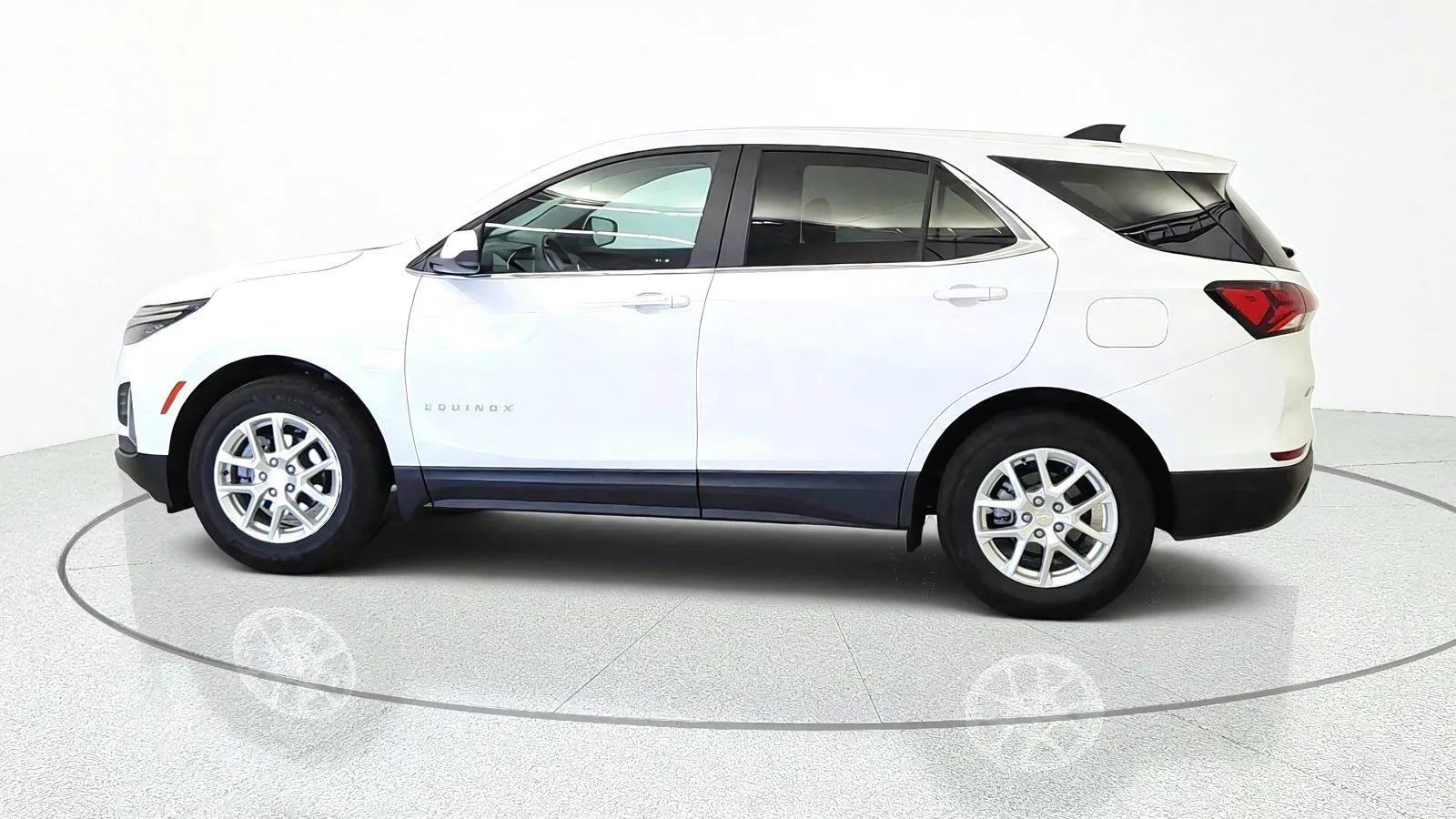 Used 2024 Chevrolet Equinox LT w/ LPO, Cargo Package FWD image 5