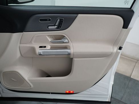 Used 2023 Mercedes-Benz EQB 300 4MATIC image 25
