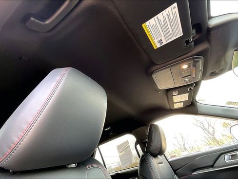 Used 2025 Ford Explorer ST-Line w/ ST-Line Street Pack image 21