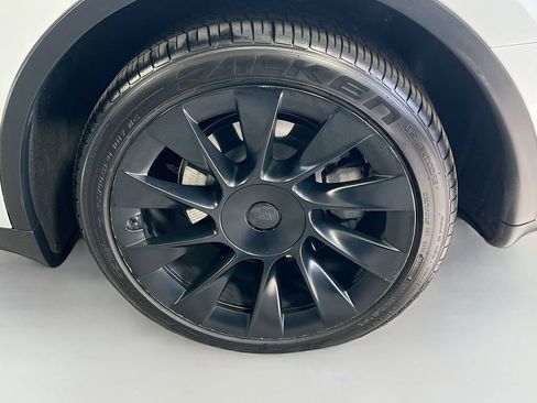 Used 2023 Tesla Model Y Long Range AWD/4WD image 31