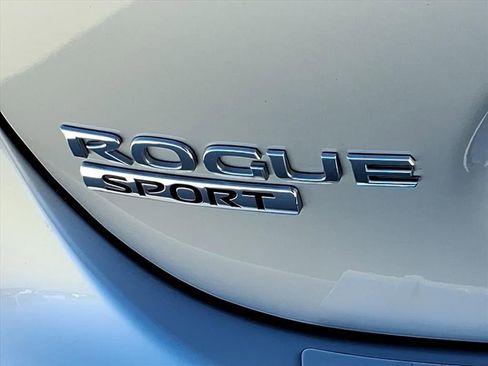 Used 2022 Nissan Rogue Sport SV image 11
