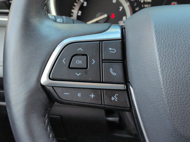 Used 2021 Toyota Highlander XLE FWD image 25