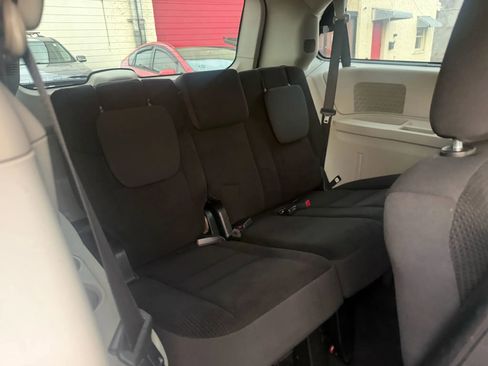 Used 2018 Dodge Grand Caravan SE w/ UConnect Hands-Free Group image 23