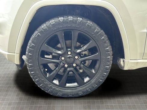 Used 2018 Jeep Grand Cherokee Altitude AWD/4WD image 26
