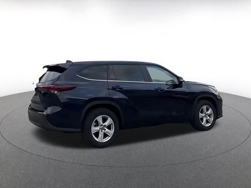 Used 2025 Toyota Highlander LE FWD image 12