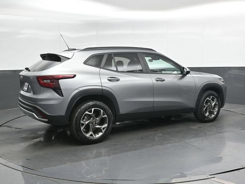 Used 2025 Chevrolet Trax LT FWD image 2