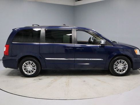Used 2013 Chrysler Town & Country Touring-L image 12
