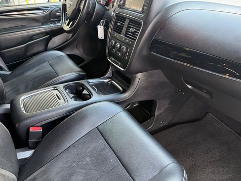 Used 2019 Dodge Grand Caravan SXT w/ Blacktop Package FWD image 16