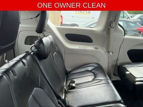 Used 2024 Chrysler Pacifica Touring-L FWD image 5