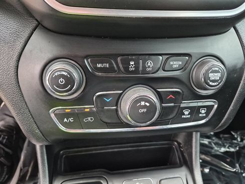 Used 2019 Jeep Cherokee Latitude w/ Popular Appearance Group FWD image 18