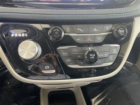 Used 2021 Chrysler Pacifica Touring FWD image 17
