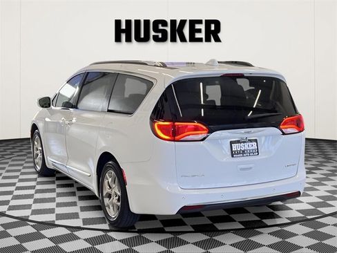 Used 2019 Chrysler Pacifica Limited image 5