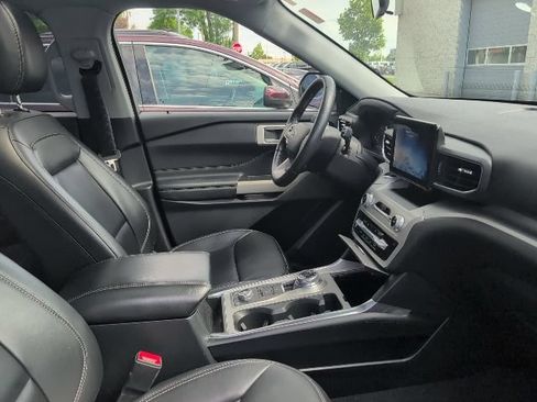 Used 2022 Ford Explorer XLT w/ Equipment Group 202A AWD/4WD image 10