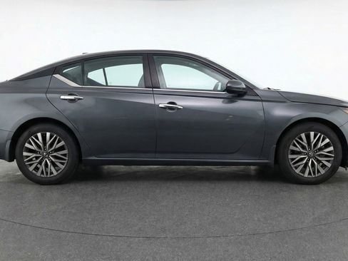 Used 2025 Nissan Altima 2.5 SV image 11