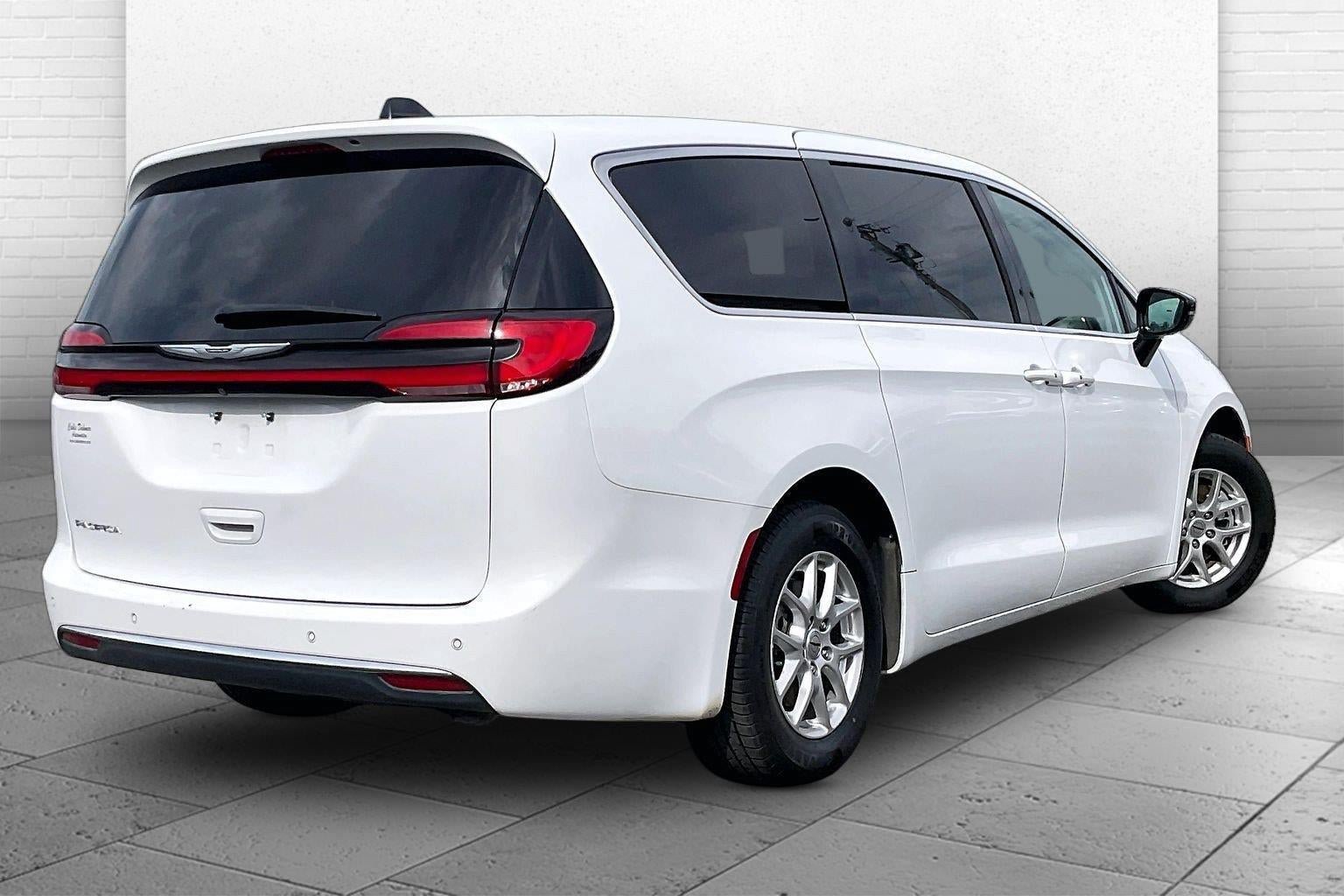Used 2024 Chrysler Pacifica Touring-L FWD image 13