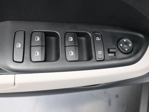 Certified 2025 Hyundai Venue SEL image 12