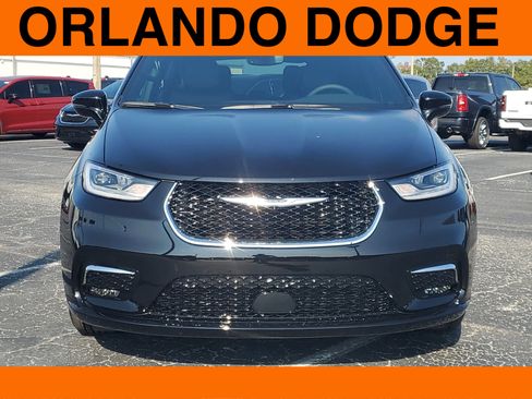 New 2026 Chrysler Pacifica Select image 2