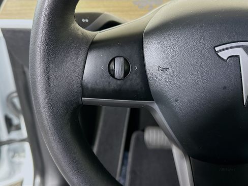 Used 2021 Tesla Model Y 2WD image 16
