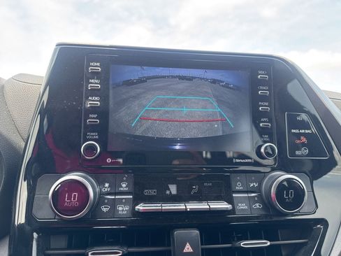 Used 2022 Toyota Highlander L FWD image 39