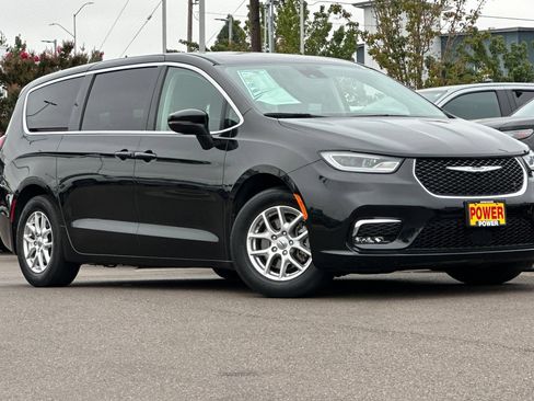 Used 2023 Chrysler Pacifica Touring-L FWD image 2