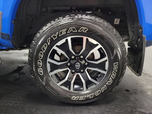 Used 2020 Toyota Tacoma TRD Sport AWD/4WD image 10